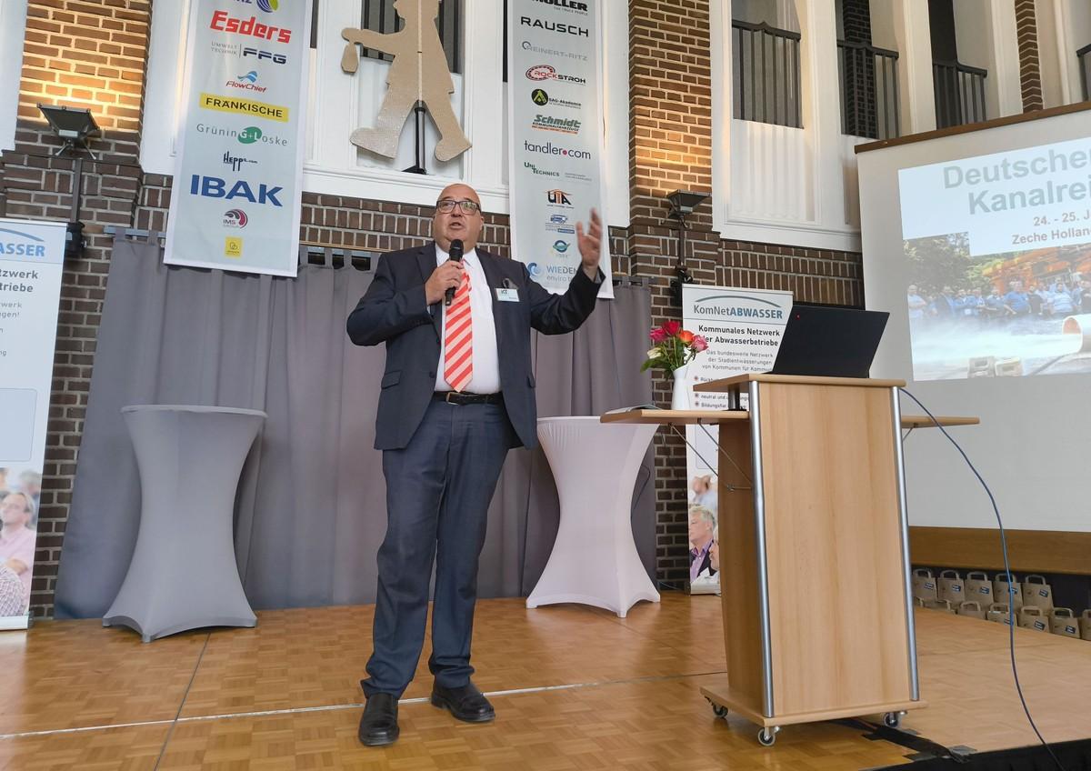 Miteinander reden und voneinander lernen – das gehe, so IKT-Geschäftsführer Roland W. Waniek bei Veranstaltungen wie dem Tag der Kanalreinigung, aber auch im kommunalen Netzwerk KomNetAbwasser. | Foto: B_I/Valdix
