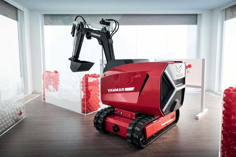 Blickfang auf der Bauma 2019: In einem Glaskubus baute ein Bagger-Prototyp von Yanmar autonom ein Firmenlogo aus Kunststoffbällen. | Foto: Yanmar CE