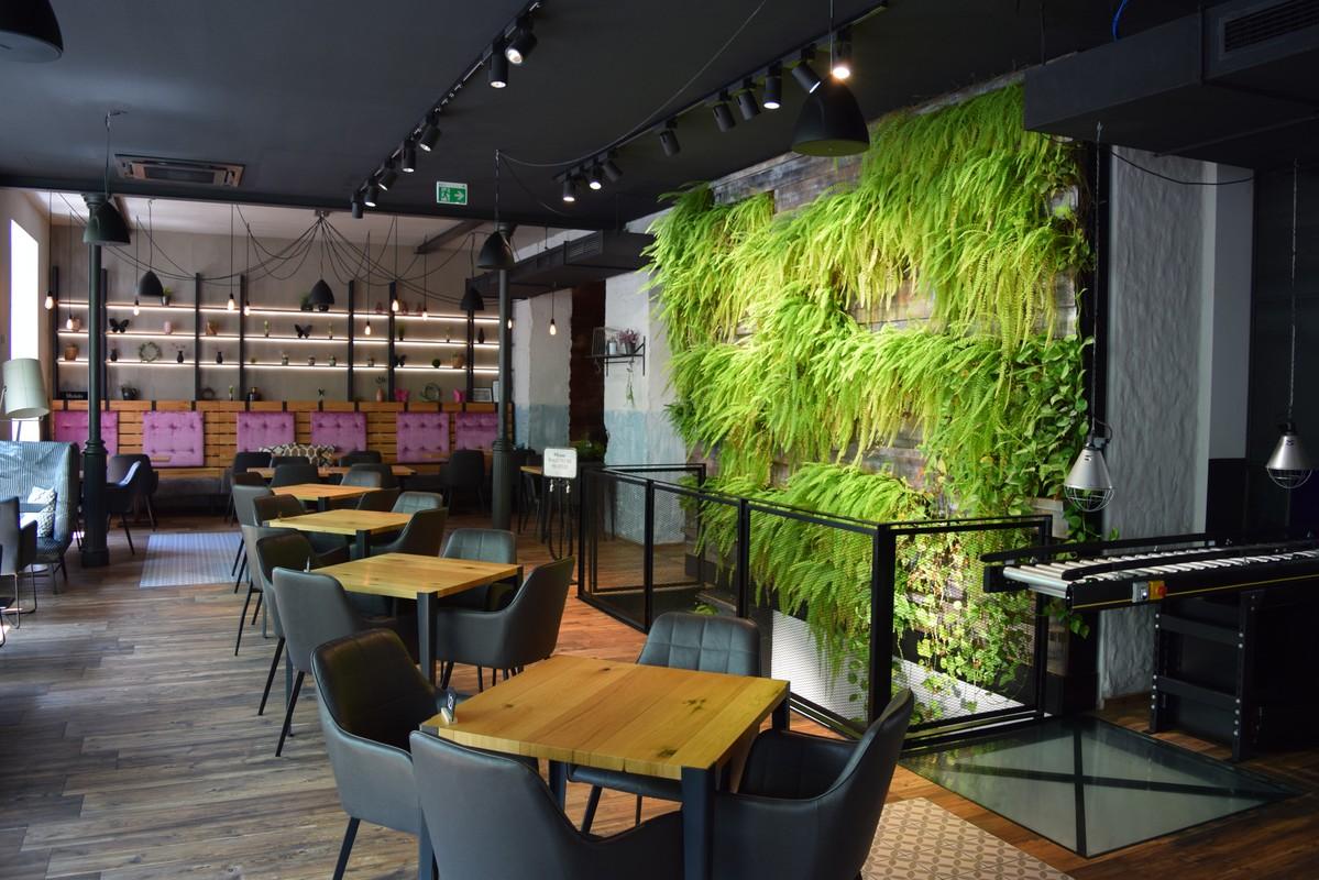 Begrünungen in Innenräumen – schön und nützlich: hier eine Vertikalbegrünung. | Foto: Bundesverband GebäudeGrün