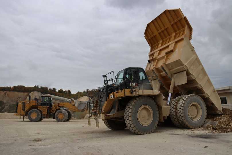 Weil auf die Muldenauskleidung verzichtet wurde, schlägt das mit sechs Tonnen weniger zu
Buche, was sich auf die zu bewegenden Tonnen pro Ladezyklus bei gleichem Zielgewicht
bemerkbar macht. | Foto: Zeppelin