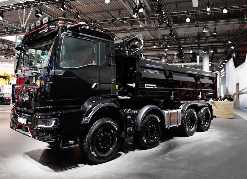 Eyecatcher auf der IAA: MAN TGS 41.520-Vierachs-Kipper in Individual Lion S-Luxus-Ausführung. | Foto: Quatex Eyecatcher auf der IAA: MAN TGS 41.520-Vierachs-Kipper in Individual Lion S-Luxus-Ausführung. | Foto: Quatex
