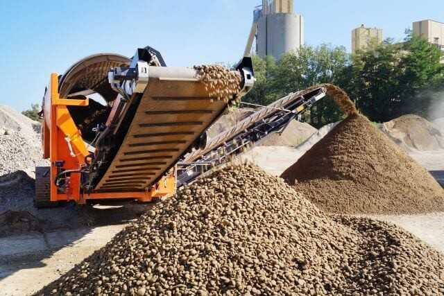 Mehr Durchsatz mit der SM 620 K Plus von Doppstadt: Durch längere Austragsbänder an Heck und Seite kann der Schüttkegel um fast ein Viertel höher und breiter anwachsen.