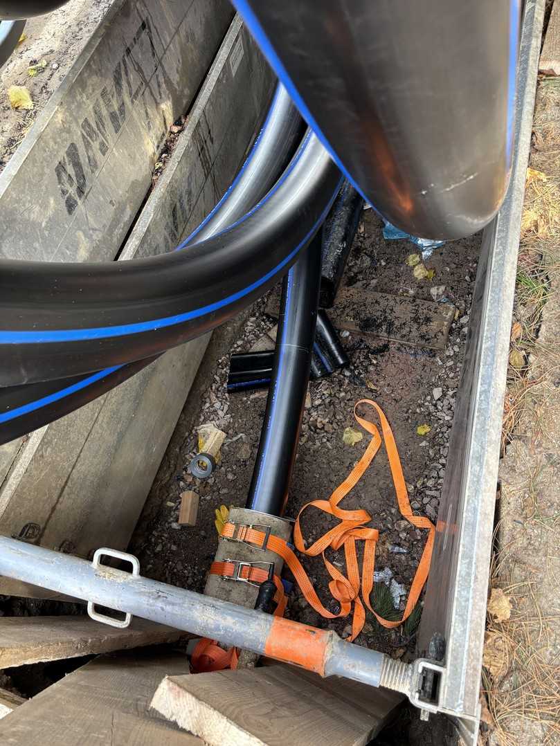 Einzug des Close-Fit-Rohrs: Mithilfe einer Seilwinde wird der vorverformte Rohrstrang in den vorhandenen Leitungsabschnitt eingezogen. | Foto: Swietelsky-Faber Einzug des Close-Fit-Rohrs: Mithilfe einer Seilwinde wird der vorverformte Rohrstrang in den vorhandenen Leitungsabschnitt eingezogen. | Foto: Swietelsky-Faber