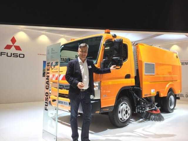Jan Roggendorf, zuständig für den Verkauf von Fuso Lkw in Nürnberg, mit einem 7C15 als Kommunalfahrzeug. | Alle Fotos: Daimler