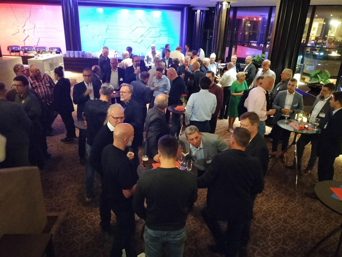 Get-together im Hotel | Foto: B_I/Valdix