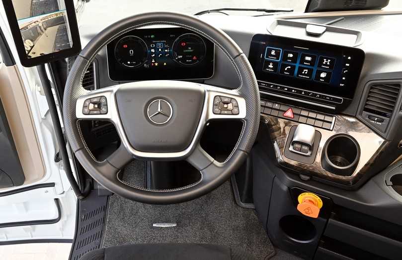 Das Multimedia-Cockpit im eActros 600 gibt Auskunft ĂĽber Akku-Ladezustand, Restreichweite und Energieverbrauch. | Foto: Daimler Benz Trucks Das Multimedia-Cockpit im eActros 600 gibt Auskunft ĂĽber Akku-Ladezustand, Restreichweite und Energieverbrauch. | Foto: Daimler Benz Trucks