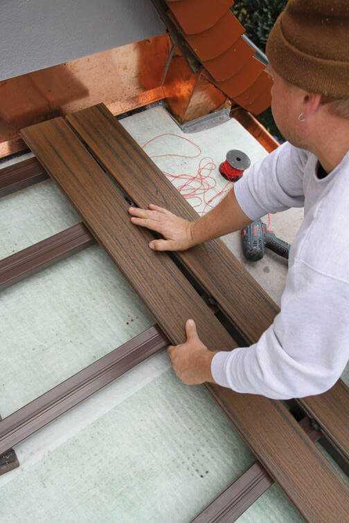 Nach Befestigung der Startclips und Einlegen des ersten Dielenbrettes wird die zweite WPC-Diele in die Befestiger bis zum Anschlag eingeschoben.