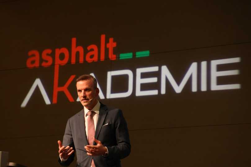 Marco Bokies, DAV-Geschäftsführer, stellt die dramatischen Folgen des Iran-Krieges für die Branche dar. | Foto: B_I MEDIEN/hin Marco Bokies, DAV-Geschäftsführer, stellt die dramatischen Folgen des Iran-Krieges für die Branche dar. | Foto: B_I MEDIEN/hin