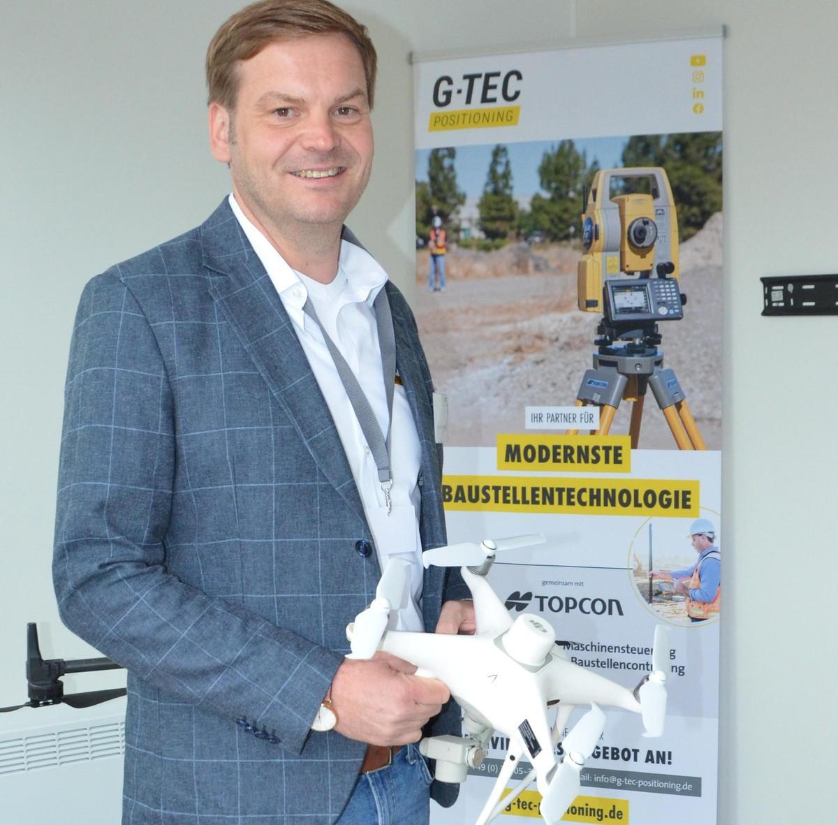 Die ehemalige GP-Tochter G-Tec Positioning ist auch nach dem Wechsel unter das Dach der Schlüter GmbH auf Digitalisierungsmission: Produktspezialist Lars Nowoitnick kennt sich in technischen und rechtlichen Fragen der Drohnen-Vermessung bestens aus. | Foto: B_I/Stellmach