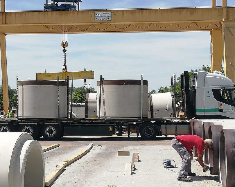 Logistische Meisterleistung: Der Transport der Berding Beton-Vortriebsrohre mit einem Einzelgewicht von 11 Tonnen erfolgte stehend „Eye to the sky“ zu der mitten in Paris gelegenen Baustelle. | Foto: Berding Beton Logistische Meisterleistung: Der Transport der Berding Beton-Vortriebsrohre mit einem Einzelgewicht von 11 Tonnen erfolgte stehend „Eye to the sky“ zu der mitten in Paris gelegenen Baustelle. | Foto: Berding Beton