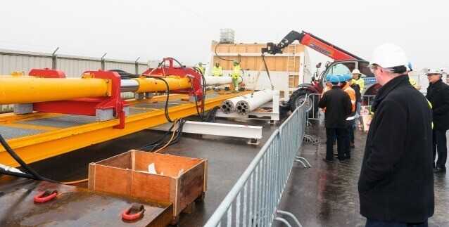 Die Startseite des Versuchstandes auf dem Testgelände. Vor dem Pressenrahmen liegen zwei der aufwändig konstruierten Stahlvortriebsrohre, mit denen die Pilotbohrung hergestellt wird.