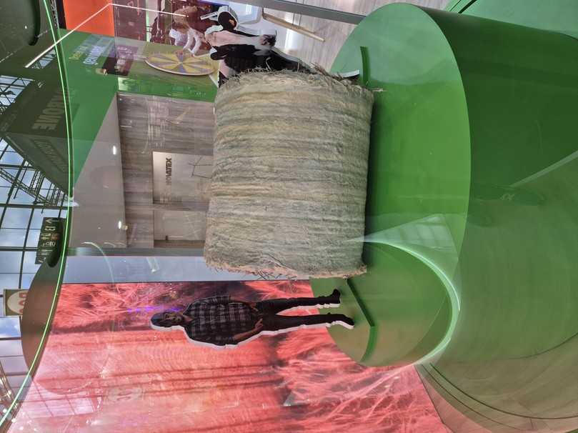 In der Entwicklung befindliche innovative EdiBal Technologie der Firma Tama, bei der biologisch abbaubarer Schaum den Ballen zusammenhält. Von Kühen kann dieser schließlich sogar mitgefressen werden. | Foto: Ewald Werschmann/Tama CE GmbH In der Entwicklung befindliche innovative EdiBal Technologie der Firma Tama, bei der biologisch abbaubarer Schaum den Ballen zusammenhält. Von Kühen kann dieser schließlich sogar mitgefressen werden. | Foto: Ewald Werschmann/Tama CE GmbH