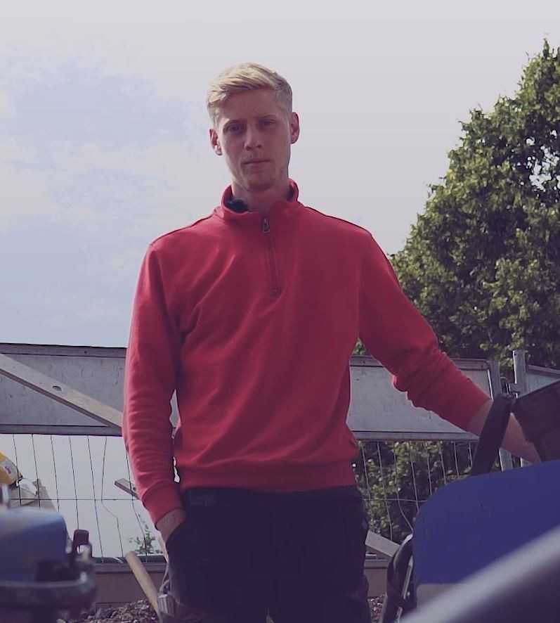 Straßenbauer Jakob Ziefle: „Wir können Stunden abrufen und auf den Baustellen fotografieren. Obwohl wir die App von Connect2Mobile erst seit kurzer Zeit im Einsatz haben, sind erste Mehrwerte schon ersichtlich.“ | Foto: Rath GmbH & Co. KG Straßenbauer Jakob Ziefle: „Wir können Stunden abrufen und auf den Baustellen fotografieren. Obwohl wir die App von Connect2Mobile erst seit kurzer Zeit im Einsatz haben, sind erste Mehrwerte schon ersichtlich.“ | Foto: Rath GmbH & Co. KG