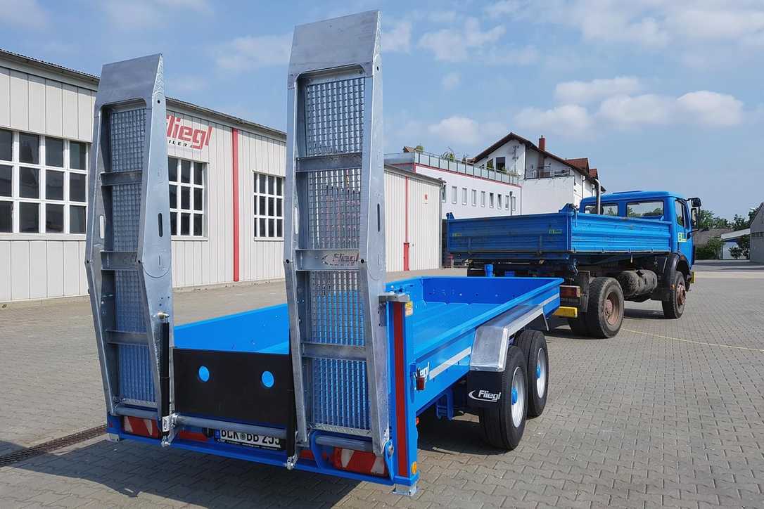 Fliegl Tandem-Tieflader TTS 100 transportiert fast alles Fliegl Tandem-Tieflader TTS 100 transportiert fast alles