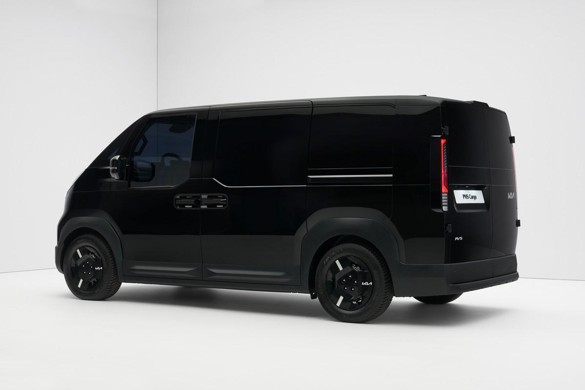 Die Heckansicht des E-Vans von Kia verrät schlanke Rückleuchten in LED-Ausführung. | Foto: KIA Deutschland