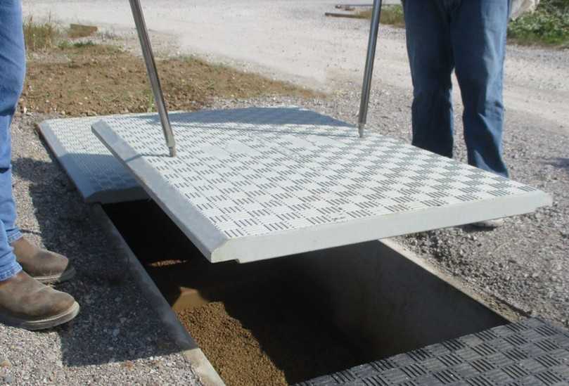 Der verwendete Verbundwerkstoff sorgt für ein geringes Gewicht der Abdeckung, sodass selbst großformatige Elemente leicht gehoben werden können. | Foto: KHK, Karlsruhe Der verwendete Verbundwerkstoff sorgt für ein geringes Gewicht der Abdeckung, sodass selbst großformatige Elemente leicht gehoben werden können. | Foto: KHK, Karlsruhe