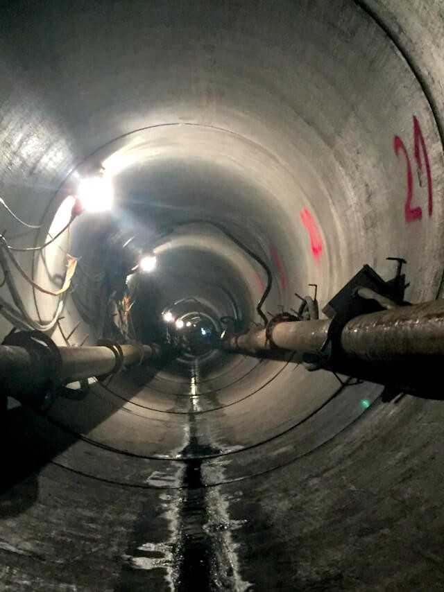Kanal während der Vortriebsarbeiten mit Speise- und die Förderleitungen der Bodenförderung | Fotos: Braumann Spezialtiefbau Kanal während der Vortriebsarbeiten mit Speise- und die Förderleitungen der Bodenförderung | Fotos: Braumann Spezialtiefbau