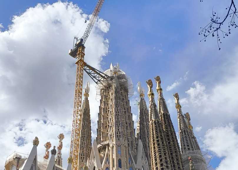 Die Sagrada Familia ist bald keine "ewige" Baustelle mehr - ein Liebherr-Kran unterstützt bei der Vollendung. | Foto: B.Valdix Die Sagrada Familia ist bald keine "ewige" Baustelle mehr - ein Liebherr-Kran unterstützt bei der Vollendung. | Foto: B.Valdix