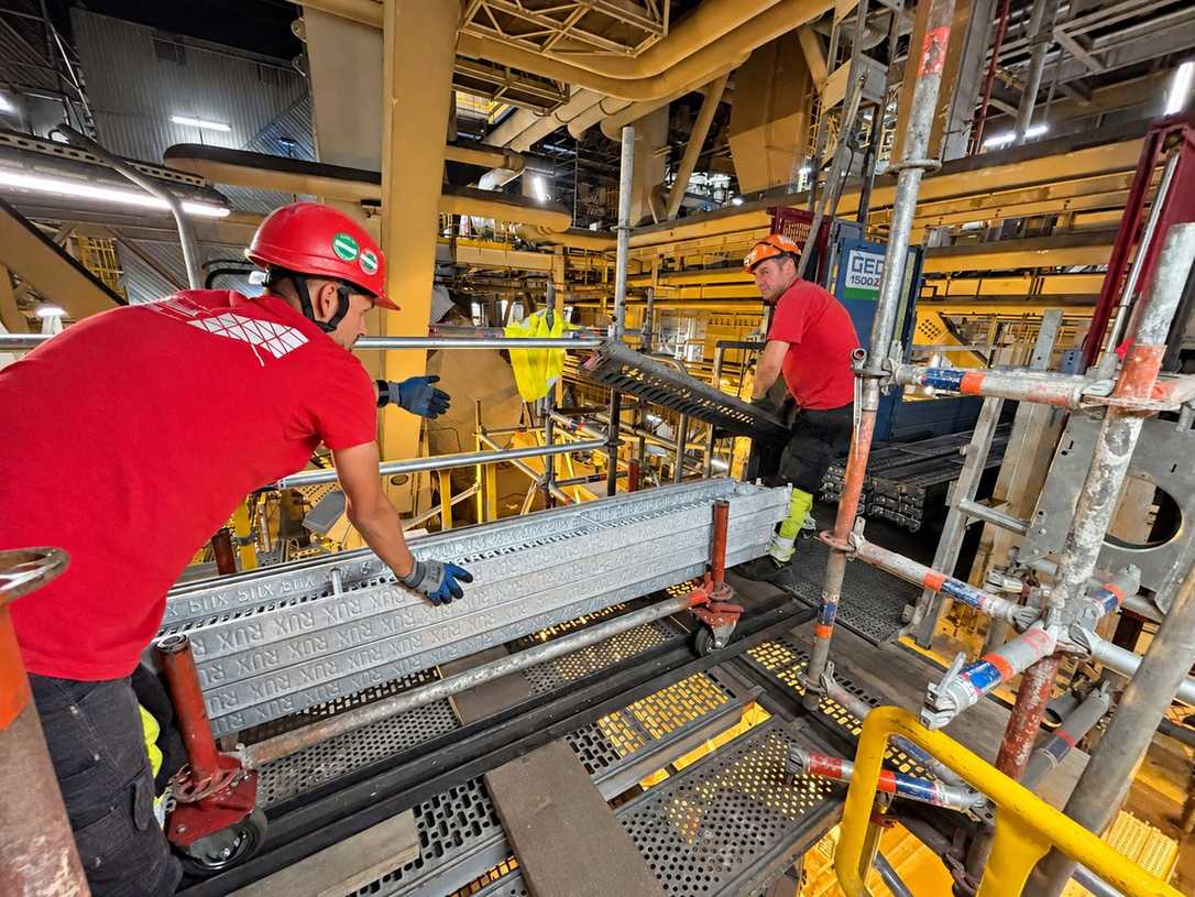 Höhenzugangstechnik im Anlagenbau: Wie Materialtransport sicher durchgeführt werden kann