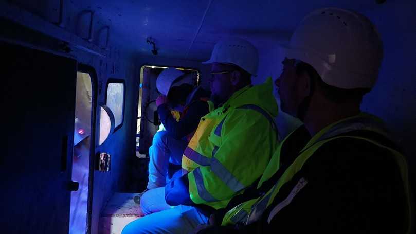 Zugfahrt in den ElbX-Tunnel: In dem niedrigen Waggon des Zuges gelangen die Mitfahrenden über das Schienensystem im Tunnel zuverlässig ans Ziel – die Tunnelbohrmaschine. | Foto: B_I/Saric