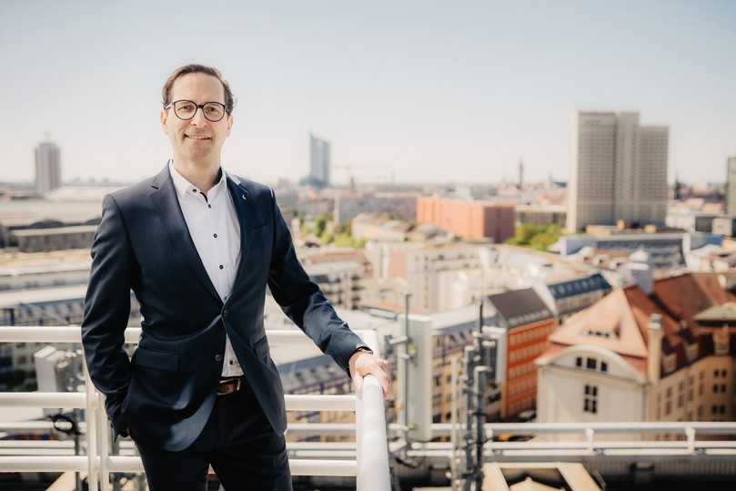 Dr. Maik Piehler, Geschäftsführer der Stadtwerke Leipzig, vor der Kulisse der Stadt. | Foto: Leipziger Gruppe Dr. Maik Piehler, Geschäftsführer der Stadtwerke Leipzig, vor der Kulisse der Stadt. | Foto: Leipziger Gruppe