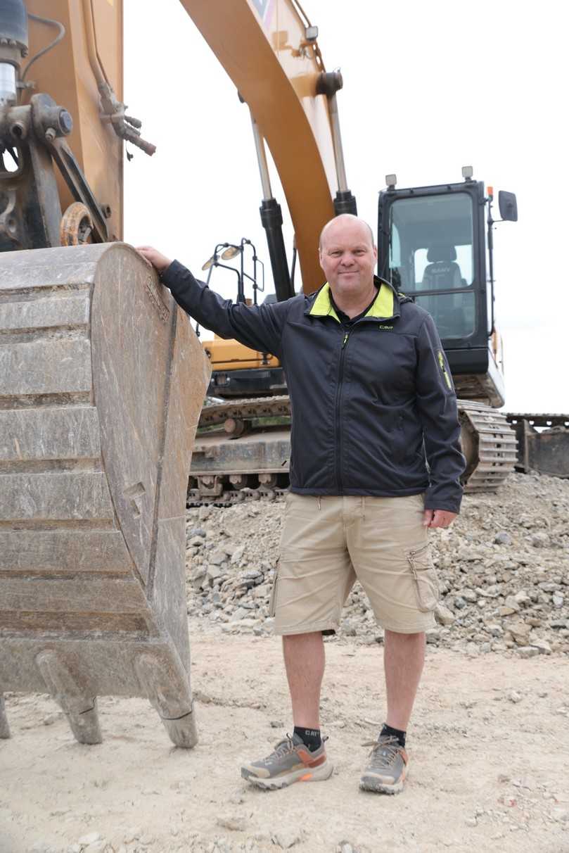 Geschäftsführer Mike Weider vor seinem Sany SY265C | Foto: Sany