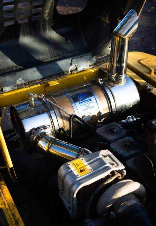In diesem Komatsu-Kettenbagger wurde der Dieselpartikelfilter anstelle des Original- Schalldämpfers verbaut. Der Einbau erfolgt durch verschiedene Servicepartner, hier zum Beispiel durch den Hersteller Eminox selbst. In diesem Komatsu-Kettenbagger wurde der Dieselpartikelfilter anstelle des Original- Schalldämpfers verbaut. Der Einbau erfolgt durch verschiedene Servicepartner, hier zum Beispiel durch den Hersteller Eminox selbst.