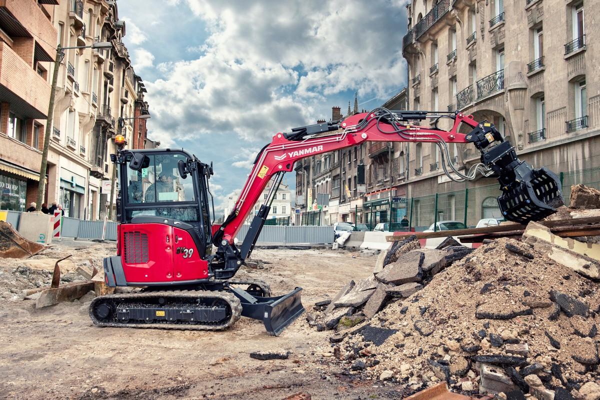 Ihn gibt es mit Gummi- oder Stahlketten: Der Minibagger SV39 lässt sich aufgrund seines Transportgewichts ab 3,49 Tonnen (Canopy/Gummiketten) und einer Breite von 1,74 Metern bequem transportieren und eignet sich auch für enge Baustellen. | Foto: Yanmar