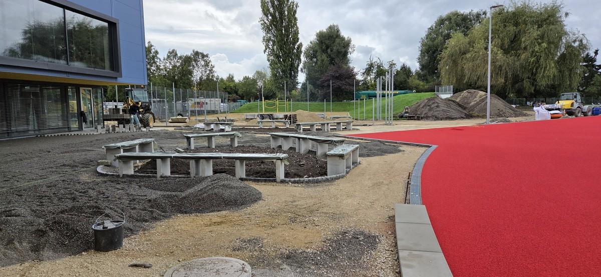 Sitzgelegenheiten im Bau. | Foto: Storz