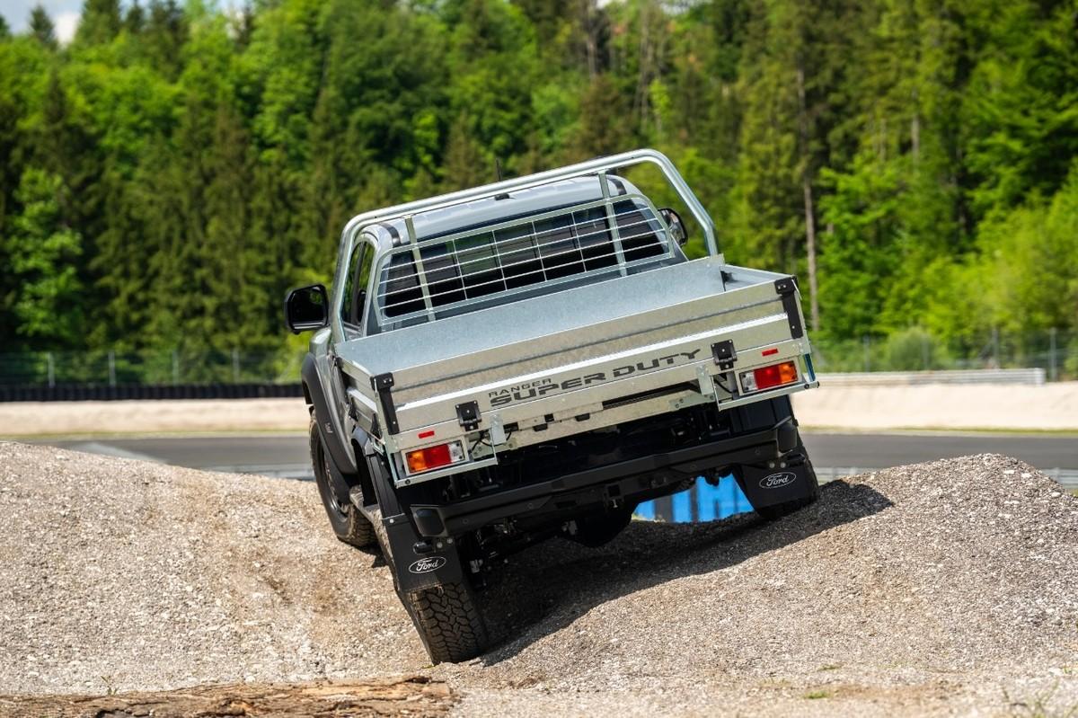 Für den Einsatz abseits der Straßen bietet das überarbeitete Chassis knapp 300 Millimeter Bodenfreiheit und eine Wattiefe von 850 Millimetern. | Foto: Ford