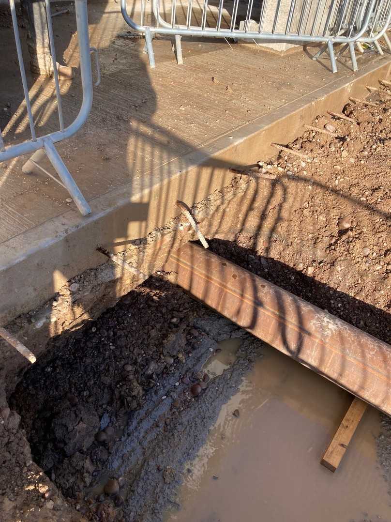 Das 6 m lange Stahlrohr liegt sicher in der Erde, das HD-PE Rohr für die Drainage wurde einfach durchgezogen. | Foto: Tracto-Technik Das 6 m lange Stahlrohr liegt sicher in der Erde, das HD-PE Rohr für die Drainage wurde einfach durchgezogen. | Foto: Tracto-Technik