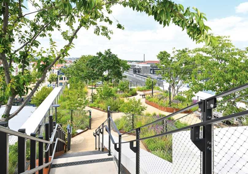 Im Außenbereich kommen vom Erdgeschoss bis zum Dach unter anderem Entwässerungsrinnen mit Gussrosten der Firma Richard Brink zum Einsatz. Cortenstahl-Pflanzsysteme des Unternehmens schaffen den Rahmen für die beeindruckende Begrünung. | Foto: Richard Brink