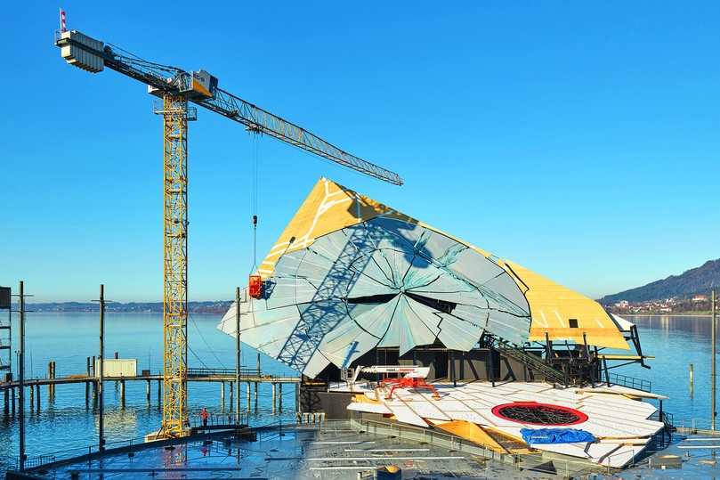 Liebherr-Kran als Hauptdarsteller in Bregenz: Die Spiegelwand ragt an ihrer höchsten Stelle 25 Meter über die Wasserfläche und umfasst rund 700 Quadratmeter. | Foto: Liebherr Liebherr-Kran als Hauptdarsteller in Bregenz: Die Spiegelwand ragt an ihrer höchsten Stelle 25 Meter über die Wasserfläche und umfasst rund 700 Quadratmeter. | Foto: Liebherr