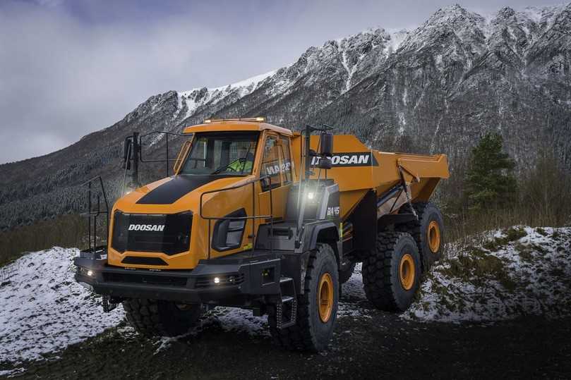 Wie eineiige Zwillinge: Durch Doosans Farbwechsel im Jahr 2019 weg vom alten Moxy-Rot sind die Muldenkipper der beiden Schwesterunternehmen HCEE und HDI sogar noch schwerer voneinander zu unterscheiden. | Foto: Doosan Infracore Wie eineiige Zwillinge: Durch Doosans Farbwechsel im Jahr 2019 weg vom alten Moxy-Rot sind die Muldenkipper der beiden Schwesterunternehmen HCEE und HDI sogar noch schwerer voneinander zu unterscheiden. | Foto: Doosan Infracore