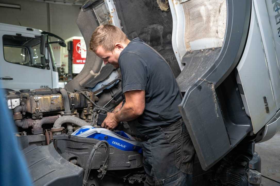 Nufam 2025: Derblaue zeigt Auffangtechnik für den Fahrzeugservice