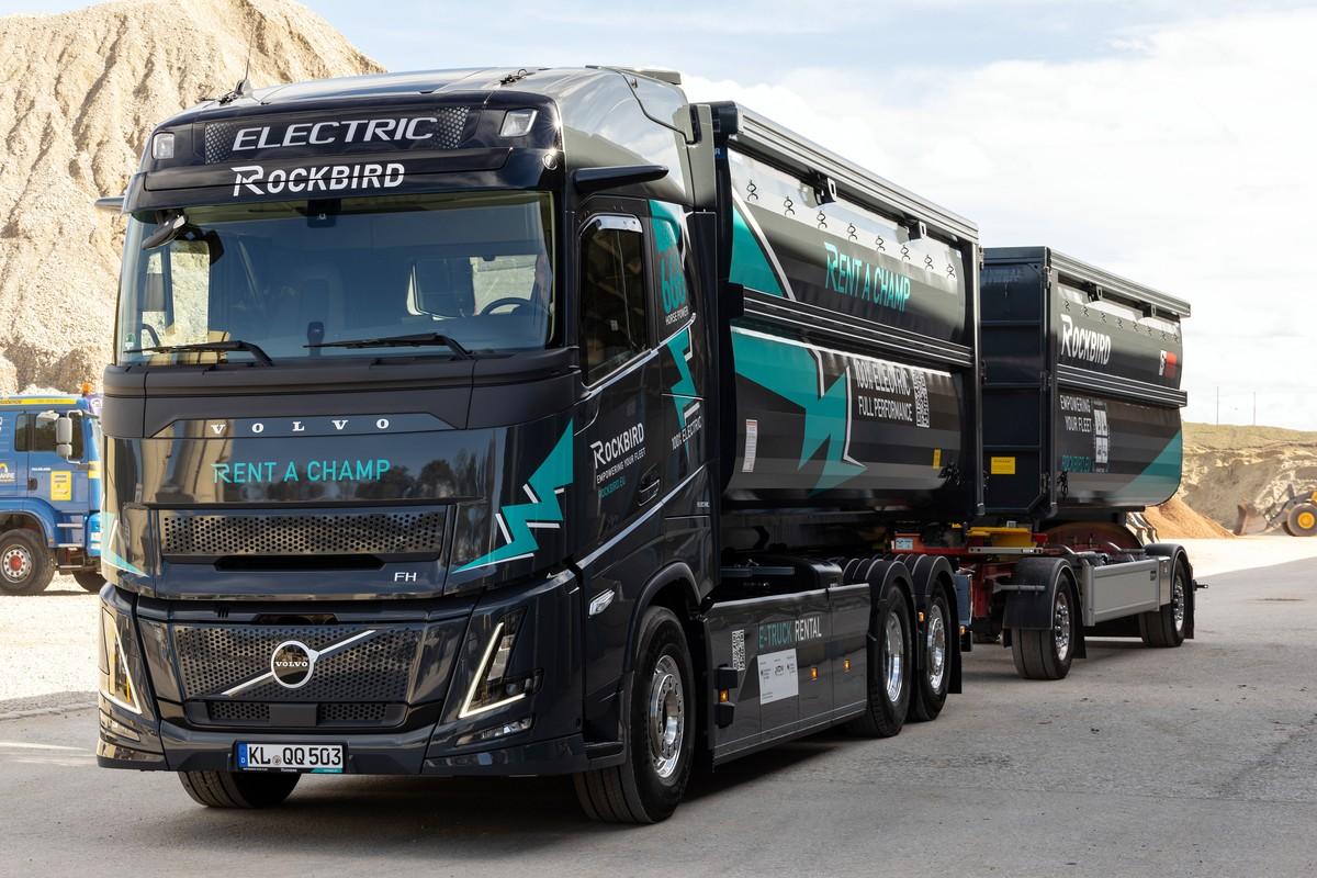 Der Abroller Volvo FH Aero Electric verfügt über 666 PS aus drei E-Motoren und 540 kWh Akkukapazität aus insgesamt sechs Batterien am Rahmen. | Foto: QUATEX Der Abroller Volvo FH Aero Electric verfügt über 666 PS aus drei E-Motoren und 540 kWh Akkukapazität aus insgesamt sechs Batterien am Rahmen. | Foto: QUATEX