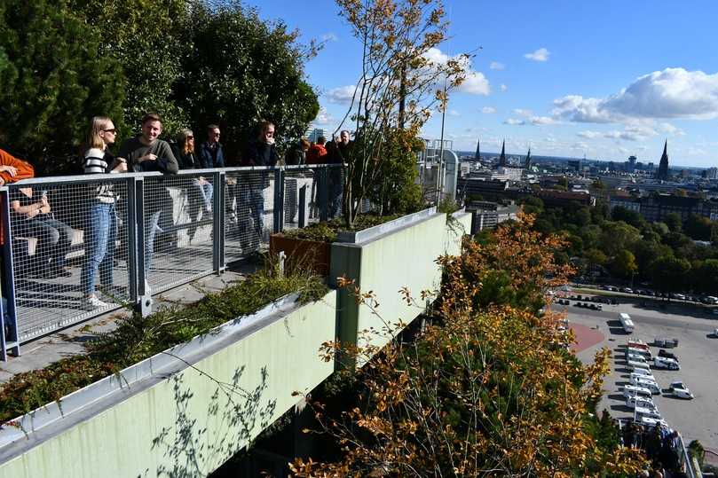 Bei gutem Wetter besichtigen tausende Menschen pro Tag die grüne Attraktion. | Foto: Bundesverband GebäudeGrün Bei gutem Wetter besichtigen tausende Menschen pro Tag die grüne Attraktion. | Foto: Bundesverband GebäudeGrün