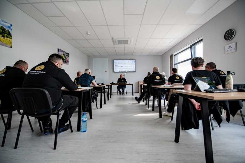 Die Ausbildung des ersten Jahrgangs verlief erfolgreich. Die Quote von Bestehenden Lehrgangsteilnehmenden liegt bei über 80 Prozent. | Foto: TechBridge Die Ausbildung des ersten Jahrgangs verlief erfolgreich. Die Quote von Bestehenden Lehrgangsteilnehmenden liegt bei über 80 Prozent. | Foto: TechBridge