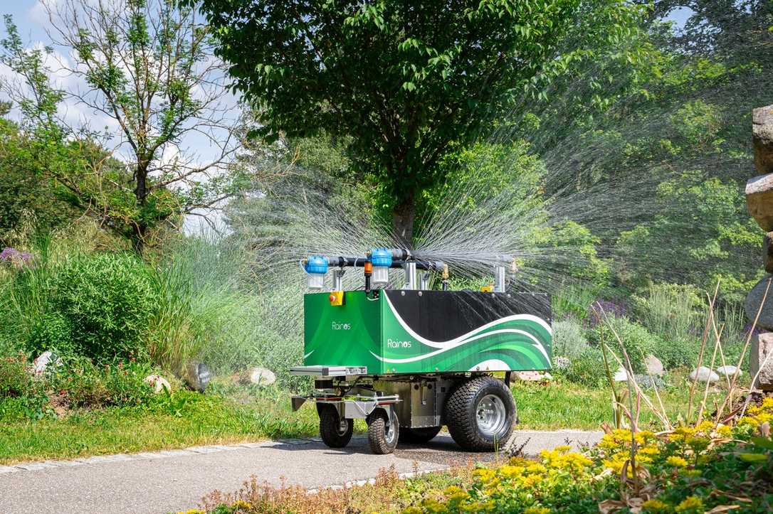 Rainos: Autonomer Gießroboter für Friedhöfe und Parkanlagen Rainos: Autonomer Gießroboter für Friedhöfe und Parkanlagen