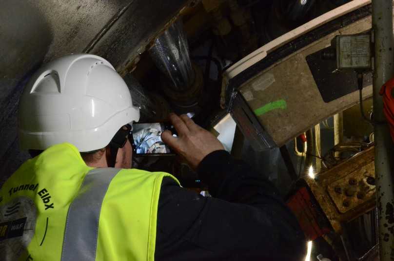 Ganz nah dran am Geschehen: In der TBM Elsa kann an der Druckwand genau beobachtet werden, wie ein Tübbing nach dem anderen zu einem neuen Ring verbaut wird. | Foto: B_I/Saric