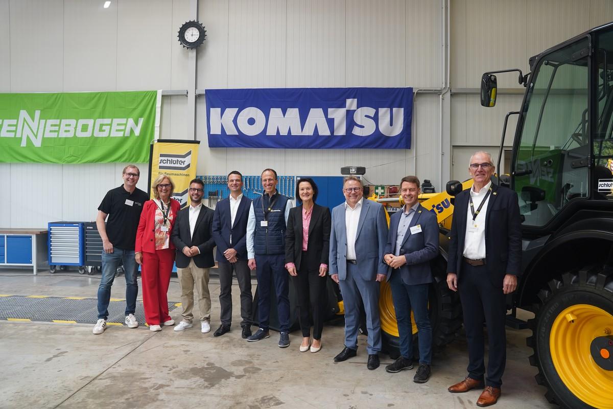Nach der offiziellen Begrüßung hatten alle Kunden und weiteren Gäste die Möglichkeit, das neue Betriebsgelände von Schlüter Baumaschinen in Zella-Mehlis zu erkunden. | Foto: Schlüter