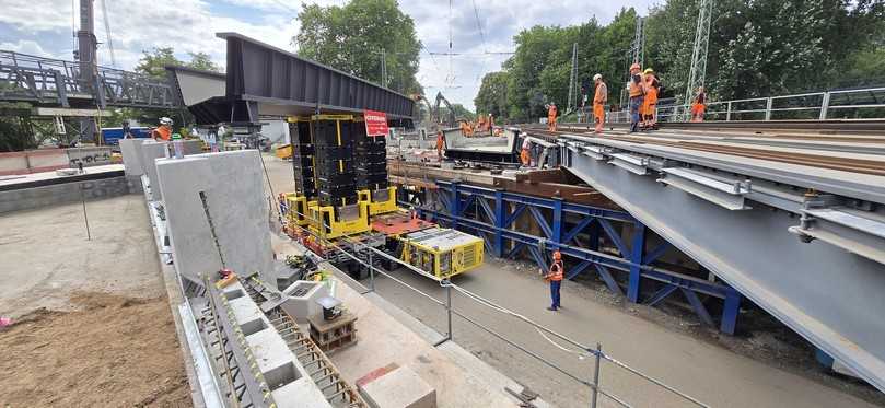 Spektakukäres Referenzprojekt der insolventen Hüffermann Krandienst GmbH: Am Ferdinandstor in Hamburg wurden innerhalb von nur drei Tagen 120 Tonnen schwere Brückenteile eingehoben. | Foto: Cometto SPMT Spektakukäres Referenzprojekt der insolventen Hüffermann Krandienst GmbH: Am Ferdinandstor in Hamburg wurden innerhalb von nur drei Tagen 120 Tonnen schwere Brückenteile eingehoben. | Foto: Cometto SPMT