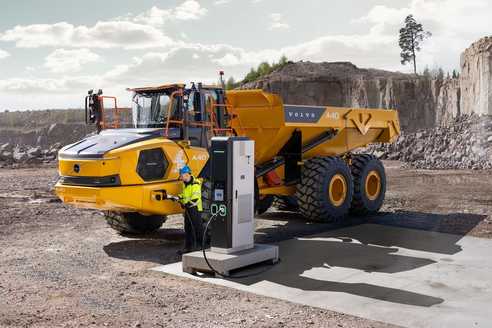 Knickgelenkte Elektro-Dumper gehen in Serie