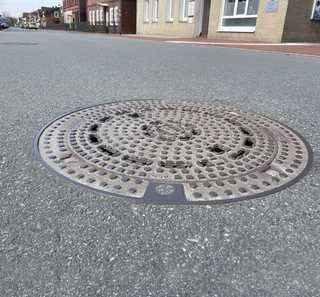 So gelingt der Einbau einer einwalzbaren Schachtabdeckung perfekt