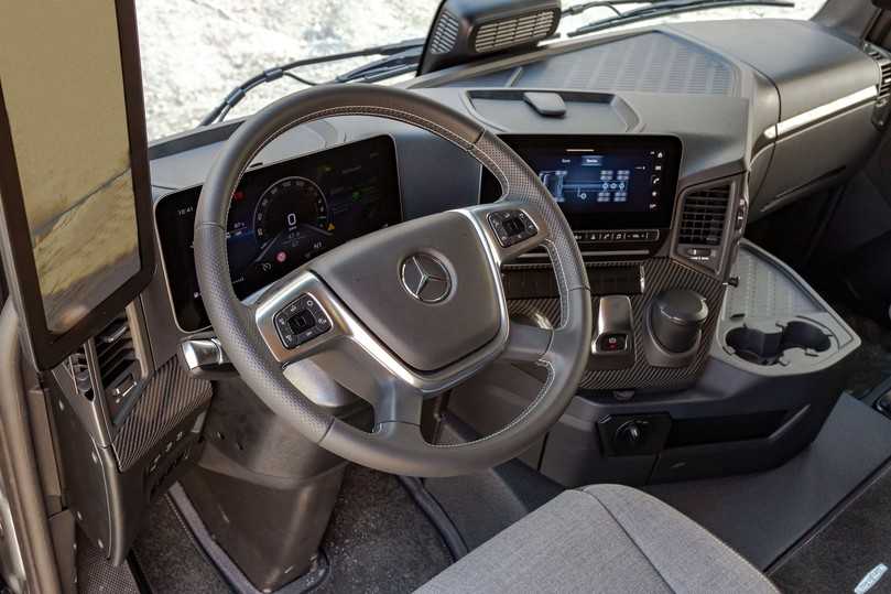 Aufgeräumter Arbeitsplatz mit digitalisiertem Cockpit, Lederlenkrad viel Platz für den Fahrer. | Foto: Marin Tomas Aufgeräumter Arbeitsplatz mit digitalisiertem Cockpit, Lederlenkrad viel Platz für den Fahrer. | Foto: Marin Tomas