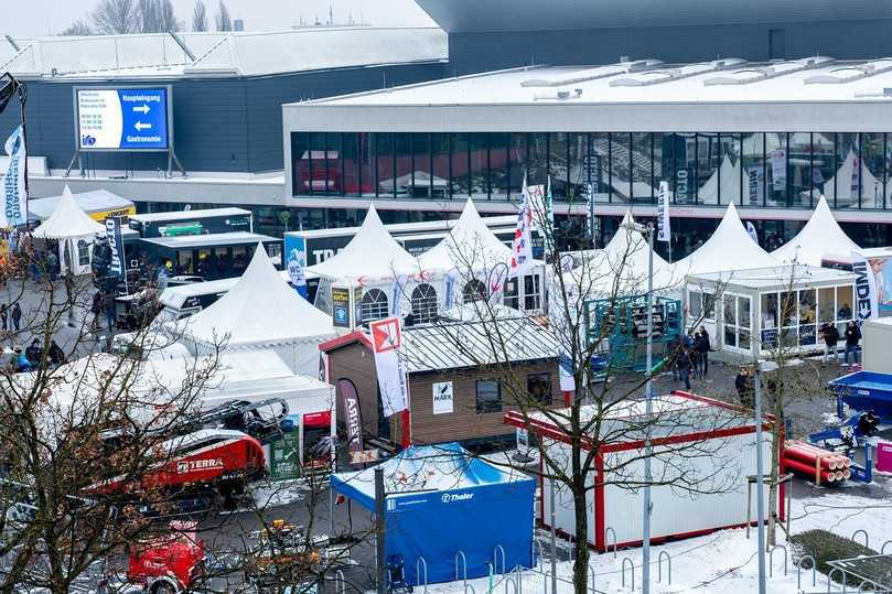 Das in diesem Jahr sehr winterliche Außengelände des Oldenburger Rohrleitungsforums bot wieder viel Raum, um interessante Systemlösungen des Tief- und Leitungsbaus kennenzulernen. | Foto: iro / Michael Stephan