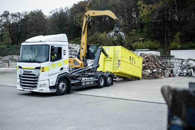 Der DAF XF 530 FAN 6x2 als Abroller-Kipper bei REL-Recycling im Transporteinsatz | Foto: DAF