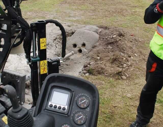 Vorgestellt wurde unter anderem ein 2-Zoll Imlochhammer von Hammerhead, mit dem sich die kleine JT 10 mit überschaubarem Aufwand für Felsbohrungen nachrüsten lässt.