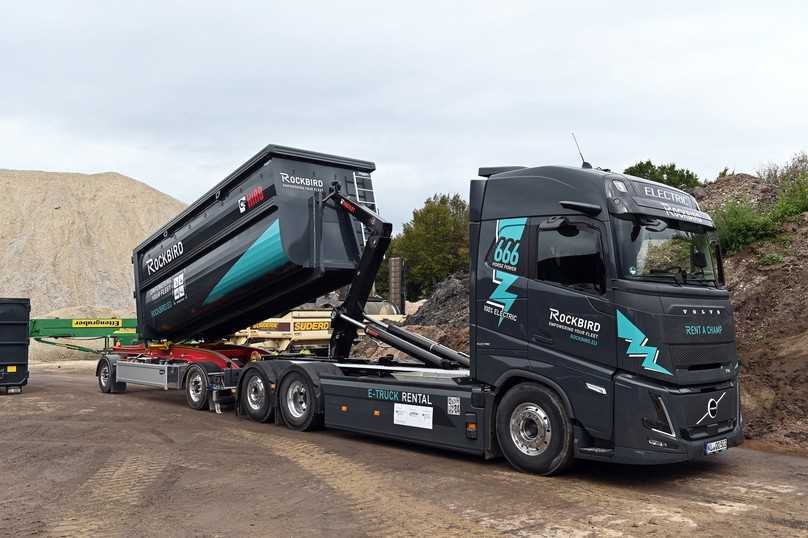 Das Umladen, Absetzen und Abkippen der Container erfolgt beim FH Electric hydraulisch über den Nebenabtrieb am I-Shift-Getriebe. | Foto: QUATEX Das Umladen, Absetzen und Abkippen der Container erfolgt beim FH Electric hydraulisch über den Nebenabtrieb am I-Shift-Getriebe. | Foto: QUATEX