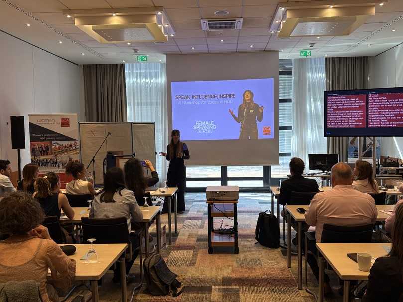 Wie überzeugt man ein Publikum und welche Techniken des Präsentierens können insbesondere Frauen anwenden? Darauf ging Esther de Bruin von Female Speaking Berlin in ihrem Workshop „Speak, Influence, Inspire“ ein. | Foto: DCA